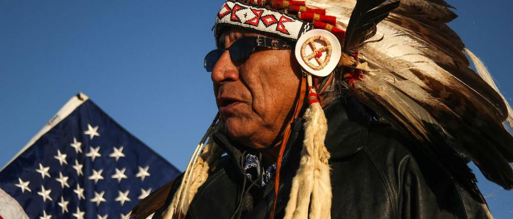 Wochenlang hatten Ureinwohner wie Häuptling Arvol Looking Horse in Standing Rock gegen die Pipelines in North Dakota protestiert - zunächst mit Erfolg.