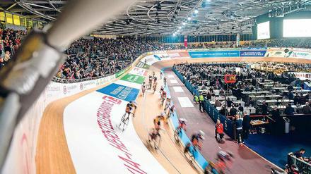 Schneller als die Kamera erlaubt. Bei den Berliner Sixdays hat in diesem Jahr nicht alles geklappt. Das gaben die Veranstalter freimütig zu. Foto: dpa/Fischer