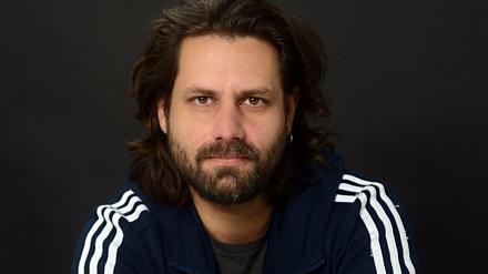 Adam Bousdoukos ist ein deutscher Schauspieler griechischer Abstammung. Er wuchs in Hamburg auf.
