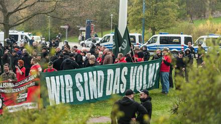 Schein und Sein. Diese Rechtsextremisten inszenieren sich bei einer Demonstration