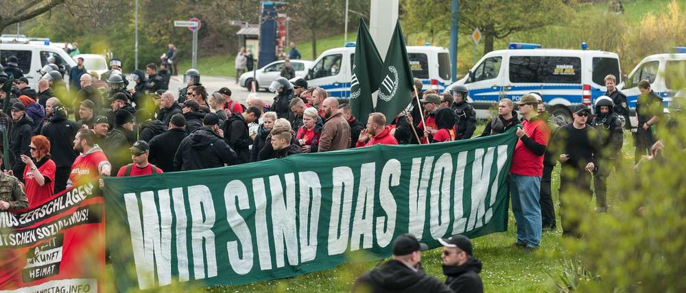Schein und Sein. Diese Rechtsextremisten inszenieren sich bei einer Demonstration
