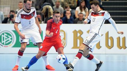 Christopher Wittig (l.) und Nils Klems (r.) versuchen dem Engländer Douglas Reed im ersten Freundschaftsspiel der deutschen Futsal-Nationalmannschaft im Oktober den Ball abzunehmen.