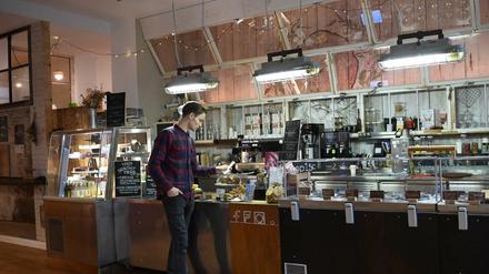 Stanislaw Halamoda in seinem Café "Oak &amp; Ice". Nicht nur in der Berliner Gastro-Szene mischen viele junge Polen mit. Das Nachbarland zeigt sich von seiner coolen Seite. 