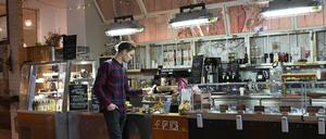 Stanislaw Halamoda in seinem Café "Oak &amp; Ice". Nicht nur in der Berliner Gastro-Szene mischen viele junge Polen mit. Das Nachbarland zeigt sich von seiner coolen Seite. 