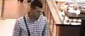 Tatverdächtiger 1 (nahm das Opfer in den Schwitzkasten)