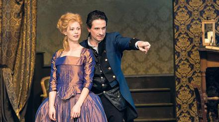 Kennt er wirklich den Weg? Oliver Mommsen als Major Tellheim, Katharina Schlothauer als Minna von Barnhelm. 