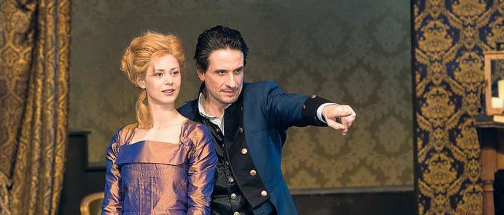 Kennt er wirklich den Weg? Oliver Mommsen als Major Tellheim, Katharina Schlothauer als Minna von Barnhelm. 
