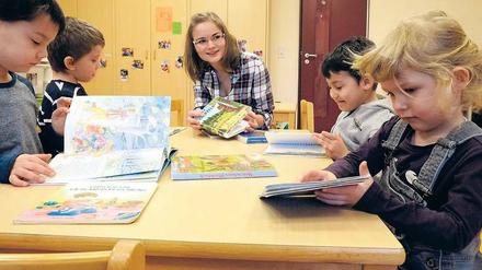 Weil Fachkräfte fehlen, sind viele Erzieher in den Kindertagesstätten auf sich alleine gestellt. 