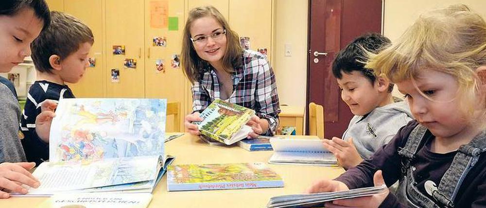 Weil Fachkräfte fehlen, sind viele Erzieher in den Kindertagesstätten auf sich alleine gestellt.