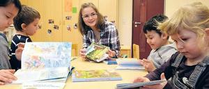 Weil Fachkräfte fehlen, sind viele Erzieher in den Kindertagesstätten auf sich alleine gestellt. 