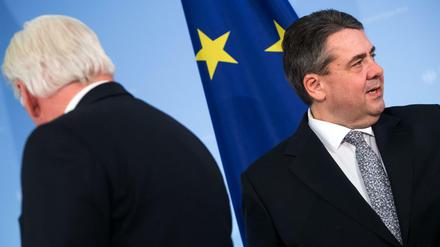 Frank-Walter Steinmeier (l, SPD), ehemaliger Außenminister und Kandidat für das Amt des Bundespräsidenten, und der neue Bundesaußenminister Sigmar Gabriel (SPD).