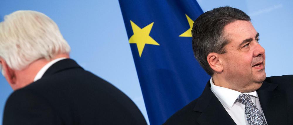 Frank-Walter Steinmeier (l, SPD), ehemaliger Außenminister und Kandidat für das Amt des Bundespräsidenten, und der neue Bundesaußenminister Sigmar Gabriel (SPD).