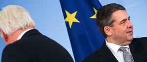 Frank-Walter Steinmeier (l, SPD), ehemaliger Außenminister und Kandidat für das Amt des Bundespräsidenten, und der neue Bundesaußenminister Sigmar Gabriel (SPD).