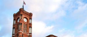 Am Roten Rathaus wird ein Kompromiss aus Tag- und Nachtzeit gesucht.