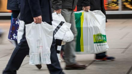 Menschen gehen in Frankfurt am Main mit vollen Einkaufstüten über die Einkaufsmeile Zeil. Nach einem überraschend kräftigen Sprung der Inflation im Dezember könnten die Verbraucherpreise im Januar weiter gestiegen sein.