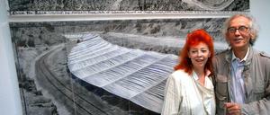 Große Pläne. Christo und Jeanne-Claude präsentierten am 15.07.2006 in der Rostocker Kunsthalle erstmals aktuelle Entwürfe zu ihrem neuesten Projekt «Over the River», einer Verhüllung des Flusses Arkansas im US-Bundesstaat Colorado. Das Projekt ist jetzt geplatzt, auch aus Protest an Trump.