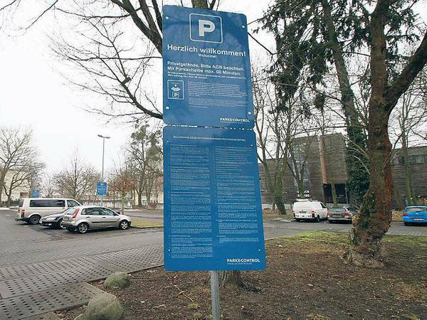 Parkschild an Supermarkt mit Parkordnung, die kleingedruckt enthält, dass man eine Parkscheibe nutzen muss.