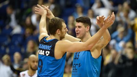 Wenn Riesen riesig jubeln. Die Berliner Center Elmedin Kikanovic (l.) und Bogdan Radosavljevic haben in der Bundesliga zurzeit viel Grund zur Freude.