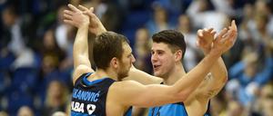 Wenn Riesen riesig jubeln. Die Berliner Center Elmedin Kikanovic (l.) und Bogdan Radosavljevic haben in der Bundesliga zurzeit viel Grund zur Freude.