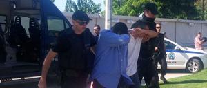 Polizisten eskortieren türkische Militärs im Juli 2016 zu einem Gericht. 