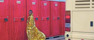 Ankunft und Ausgrenzung. Die Fotografin Herlinde Koelbl war für ihr „Refugees“-Projekt in Griechenland, Italien und Deutschland unterwegs. Dieses Foto entstand auf Sizilien