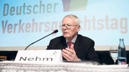 Der Präsident des Verkehrsgerichtstags, Kay Nehm, kritisierte die "unangebrachte Hast" des Gesetzgebers beim Thema autonomes Fahren.