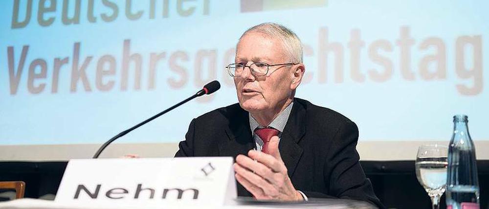 Der Präsident des Verkehrsgerichtstags, Kay Nehm, kritisierte die "unangebrachte Hast" des Gesetzgebers beim Thema autonomes Fahren.