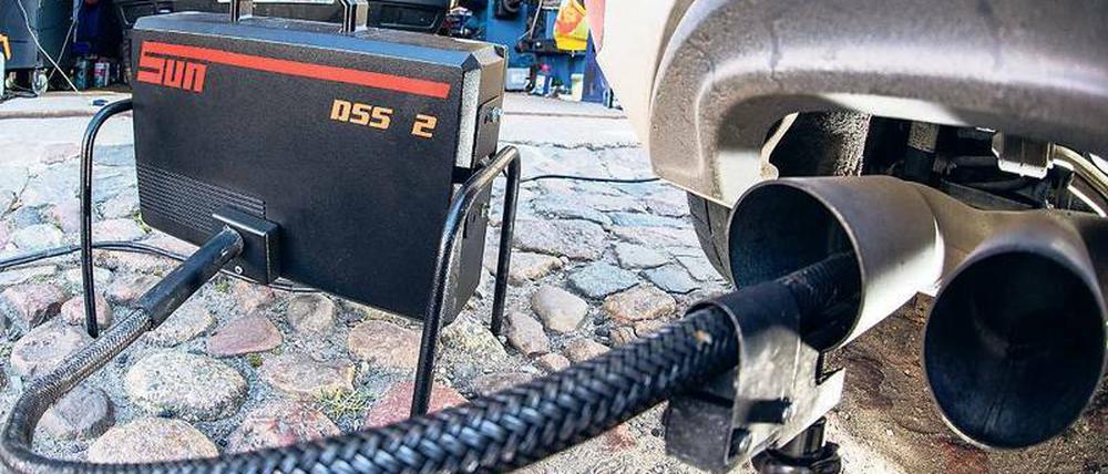 Einen tieferen Blick in die Motorsteuerung verweigern die Hersteller dem Kraftfahrzeugbundesamt und dem Tüv im Rahmen der Abgastests. 