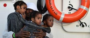 Auf dem Mittelmeer gerettet: Ein Vater mit seinen drei Töchtern an Bord eines Rettungsschiffes.