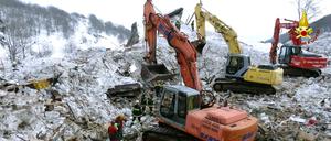Einige Menschen überlebten das Unglück, doch die meisten starben. Am Ende setzten die Bergungsmannschaften schweres Gerät ein.