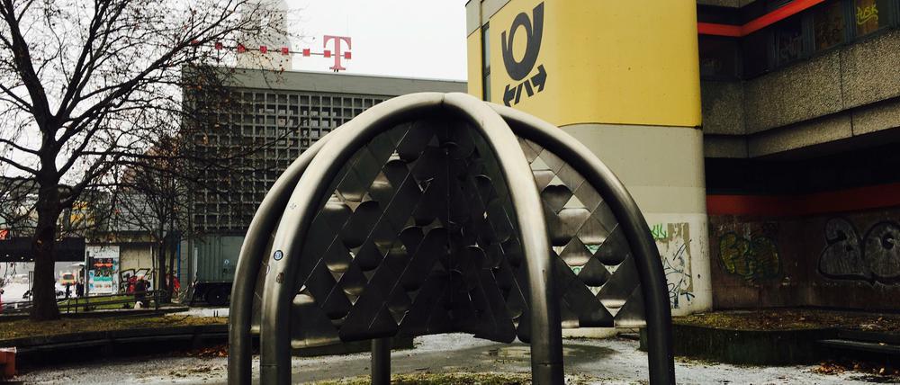 Kennt jeder: Die Brunnen-Skulptur vor der Post.