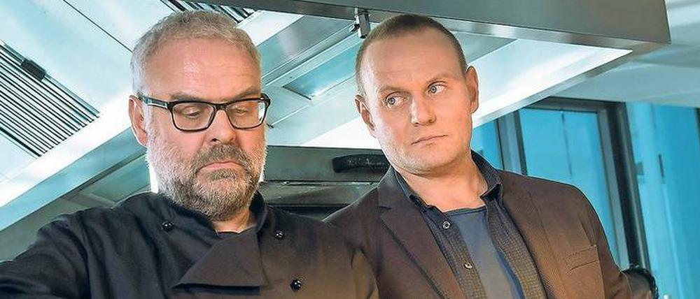 Wie eine verschlossene Auster: Koch Carlinó (Jophi Ries, li.) im Gespräch mit Kommissar Stellbrink (Devid Striesow).
