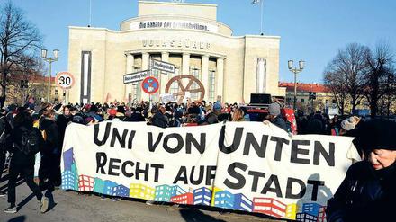 Hunderte Studenten und Alt-Akademiker zogen am Sonnabend von der Volksbühne zur Humboldt-Uni, um den entlassenen Dozenten Andrej Holm zurückzuverlangen und für niedrige Mieten und eine sozialere Politik zu demonstrieren.