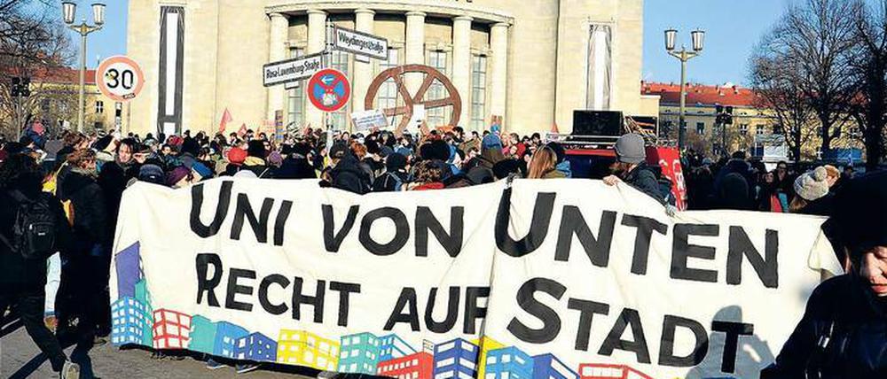 Hunderte Studenten und Alt-Akademiker zogen am Sonnabend von der Volksbühne zur Humboldt-Uni, um den entlassenen Dozenten Andrej Holm zurückzuverlangen und für niedrige Mieten und eine sozialere Politik zu demonstrieren.