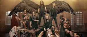 Die Essener Metal-Band Kreator (Mitte) mit dekorativen Gästen.