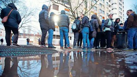 Vor allem warten. Diese Bilder mit riesigen Schlangen gibt es zwar nicht mehr, doch die Mitarbeiter im Landesamt für Flüchtlingsangelegenheiten haben trotzdem weiter Berge von Anträgen abzuarbeiten. Sie klagen über zu hohe Belastung. 