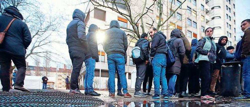 Vor allem warten. Diese Bilder mit riesigen Schlangen gibt es zwar nicht mehr, doch die Mitarbeiter im Landesamt für Flüchtlingsangelegenheiten haben trotzdem weiter Berge von Anträgen abzuarbeiten. Sie klagen über zu hohe Belastung.