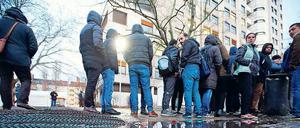 Vor allem warten. Diese Bilder mit riesigen Schlangen gibt es zwar nicht mehr, doch die Mitarbeiter im Landesamt für Flüchtlingsangelegenheiten haben trotzdem weiter Berge von Anträgen abzuarbeiten. Sie klagen über zu hohe Belastung. 