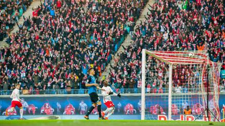 Timo Werner trifft zum 1:1 - und dreht jubelnd ab.