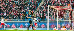 Timo Werner trifft zum 1:1 - und dreht jubelnd ab.