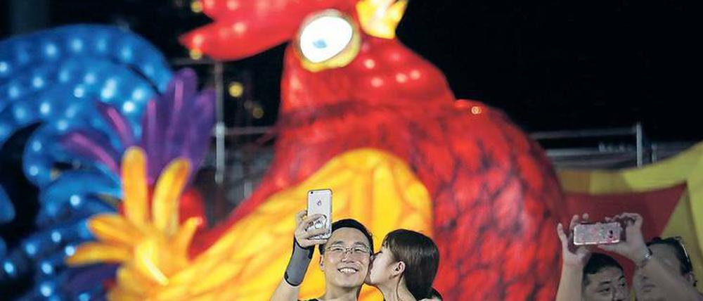 Selfie mit Hahn: Am Samstag beginnt nach dem Mondkalender in Asien ein neues Jahr – und damit gilt auch das Tierkreiszeichen des Feuerhahns.