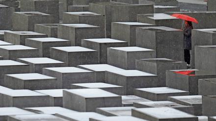 Eine Frau besucht das Holocaust-Mahnmal in Berlin. 