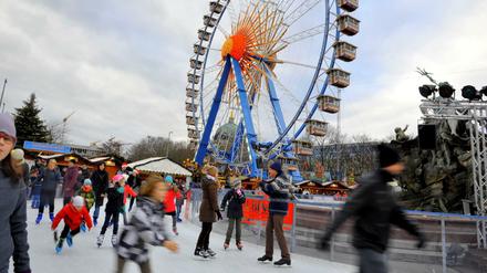 Eine gute Beschäftigung für die Winterferien: Schlittschuhlaufen wie hier auf dem Weihnachtsmarkt am Roten Rathaus.