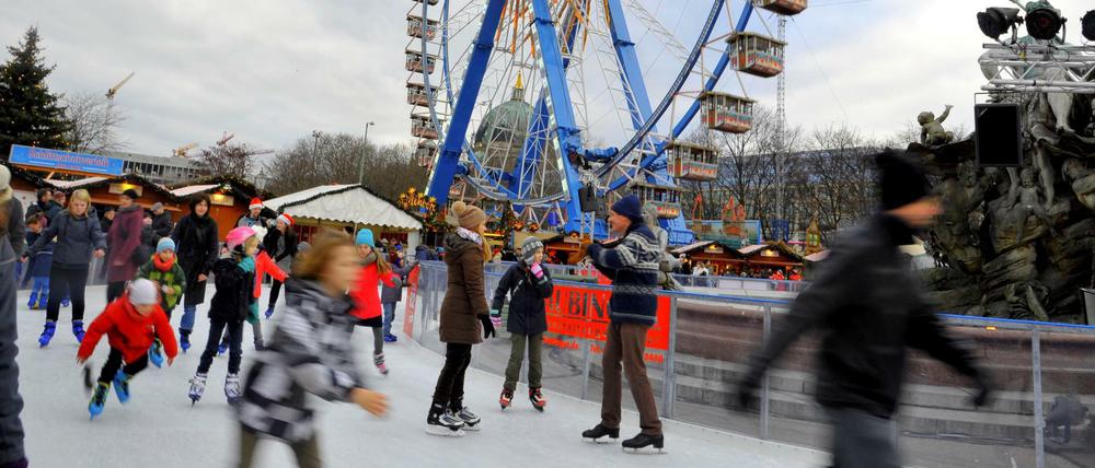 Eine gute Beschäftigung für die Winterferien: Schlittschuhlaufen wie hier auf dem Weihnachtsmarkt am Roten Rathaus.