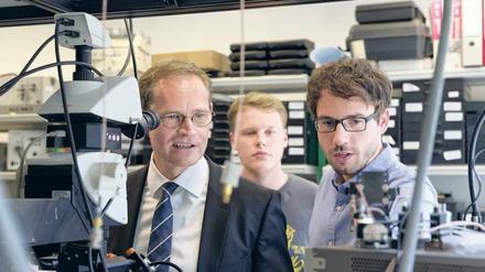 Uni, wohin? Michael Müller (SPD) ist in dieser Legislaturperiode auch Wissenschaftssenator. Das Foto zeigt ihn bei einem Besuch des Heinrich-Hertz-Instituts für Nachrichtentechnik der Fraunhofer Gesellschaft auf dem TU-Campus. 