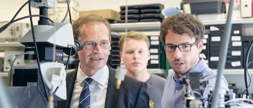 Uni, wohin? Michael Müller (SPD) ist in dieser Legislaturperiode auch Wissenschaftssenator. Das Foto zeigt ihn bei einem Besuch des Heinrich-Hertz-Instituts für Nachrichtentechnik der Fraunhofer Gesellschaft auf dem TU-Campus. 