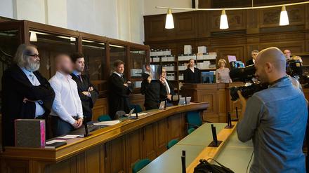 Die wegen Mordes angeklagten Marvin N. (2.v.l.) und Hamdi H. (5.v.l.) stehen in einem Verhandlungssaal des Kriminalgerichts in Moabit. (Archiv)