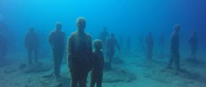 Die Skulpturen-Gruppe «El Rubicón» steht für eine orientierungslose Gesellschaft - alle 35 Figuren gehen in die selbe Richtung, jedoch ohne Ziel.