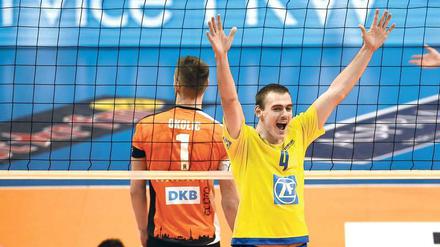 In gewohnter Pose. Andreas Takvam (r.) vom VfB Friedrichshafen freut sich über einen seiner vielen Punkte im Ligaspiel gegen die BR Volleys. Am Sonntag kommt es im Pokalfinale in Mannheim zum erneuten Aufeinandertreffen der beiden Mannschaften. Foto: Imago