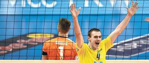 In gewohnter Pose. Andreas Takvam (r.) vom VfB Friedrichshafen freut sich über einen seiner vielen Punkte im Ligaspiel gegen die BR Volleys. Am Sonntag kommt es im Pokalfinale in Mannheim zum erneuten Aufeinandertreffen der beiden Mannschaften. Foto: Imago